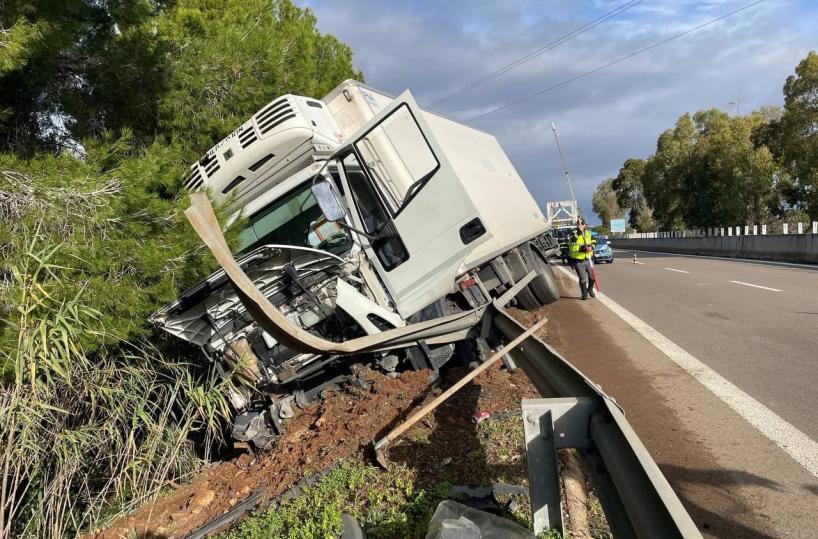 Camion sfonda guardrail ed esce fuori strada: traffico interrotto sulla SS101 a Gallipoli