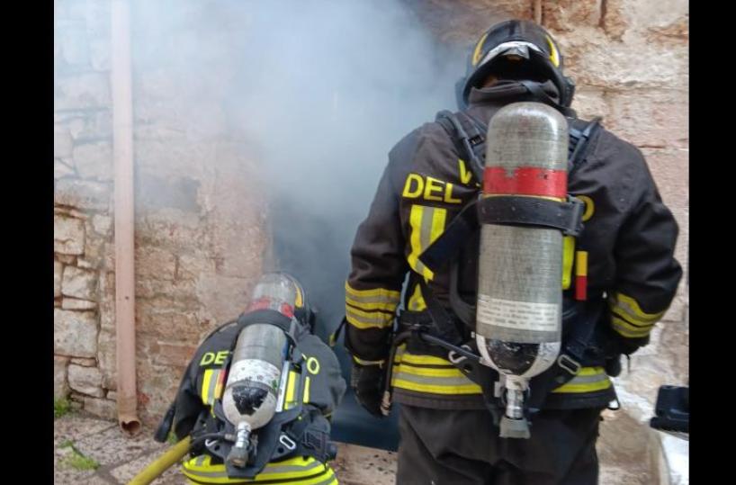 Turi, incendio nel centro storico: il camion dei vigili del fuoco non riesce ad entrare nelle stradine strette
