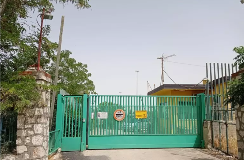 Matera, trovati in carcere sette cellulari e due coltelli a lama lunga, la denuncia del sindacato