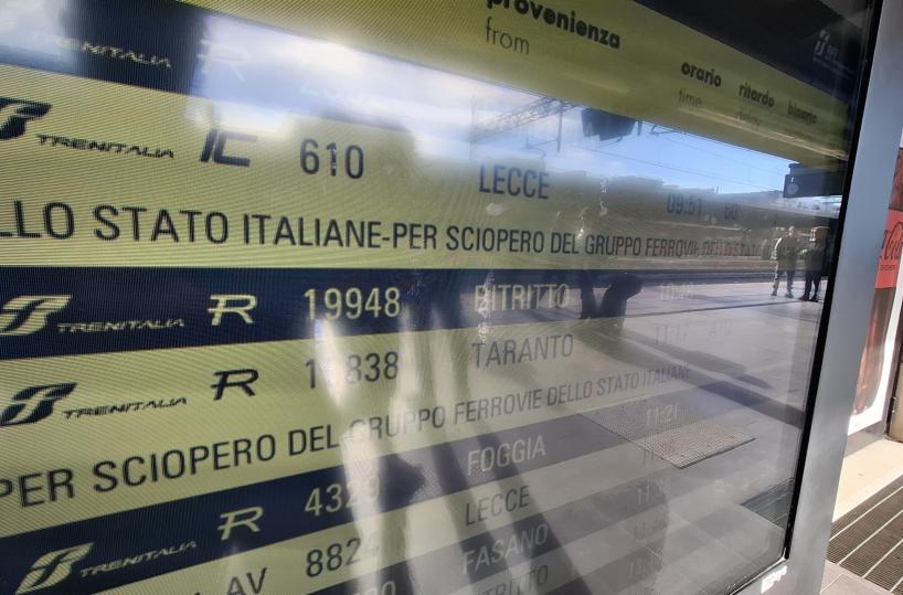 Sciopero bus e treni, altro venerdì a piedi per i pendolari. Disagi anche in Puglia e Basilicata