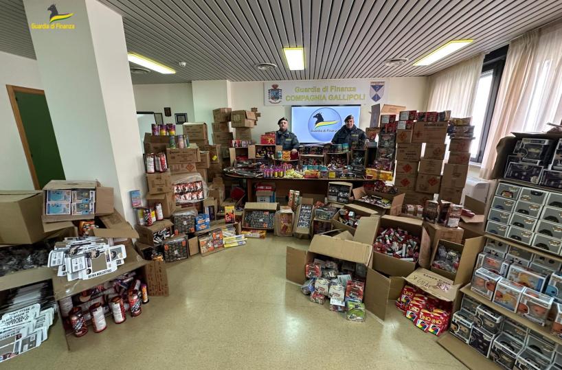 Lecce, GdF sequestra tonnellate di fuochi d'artificio illegali e 37mila giocattoli contraffatti