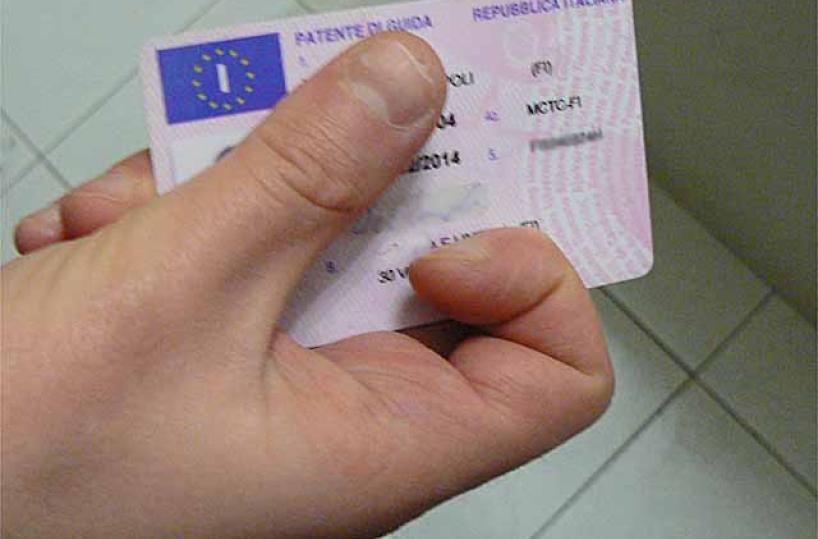 Taranto, cerca di farsi annullare una multa mostrando una patente falsa: denunciato