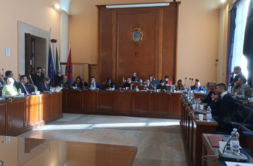 Foggia, consiglio comunale infuocato, ma ok unanime al piano scuola