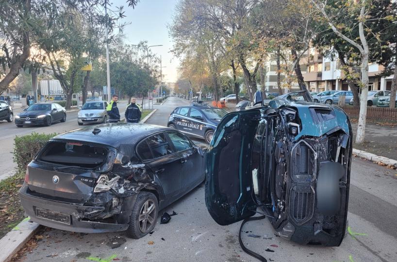 Perde il controllo della Bmw e si schianta contro altre due Bmw parcheggiate: paura per un 20enne a Foggia