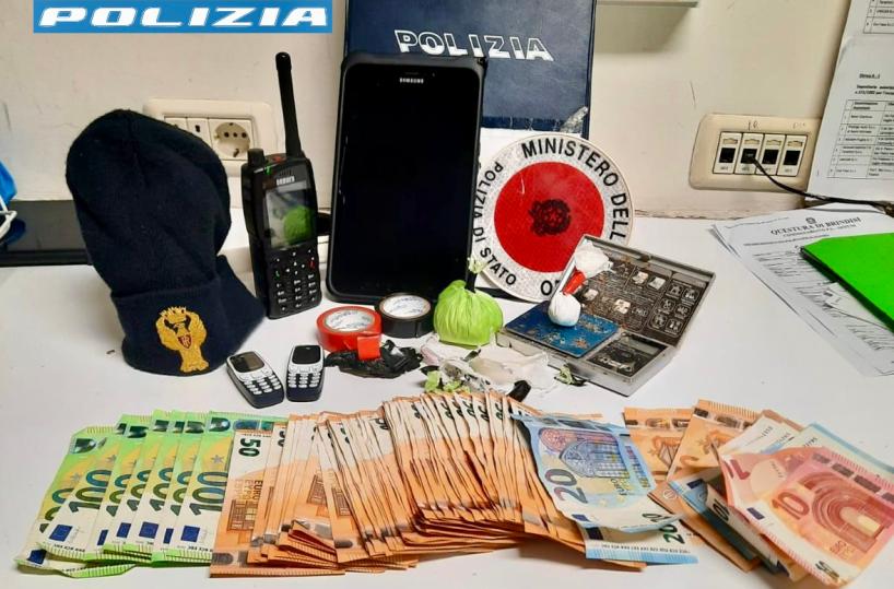 Spaccia cocaina e hashish nel centro di Ostuni: arrestato cittadino marocchino, aveva 4mila euro in contanti