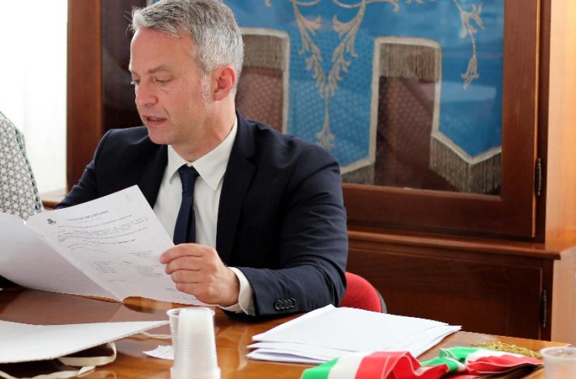 Melissano, uno «scudo» protettivo per il sindaco Conte