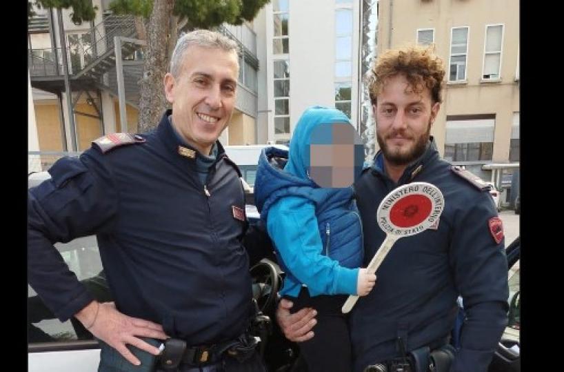 Barletta, mamma e figlio verso il Policlinico bloccati in strada: agenti della Polizia li soccorrono