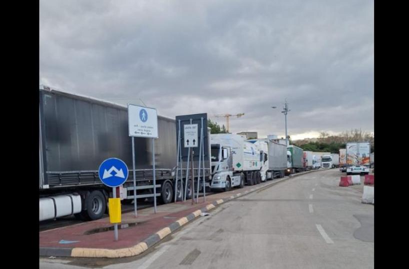 Bari, lunga coda di tir al porto: traghetti per l'Albania in ritardo di oltre 4 ore 