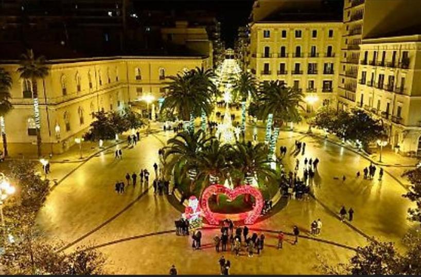 Taranto, la moglie del boss sul palco di Natale: dopo le polemiche arriva lo stop del Comune