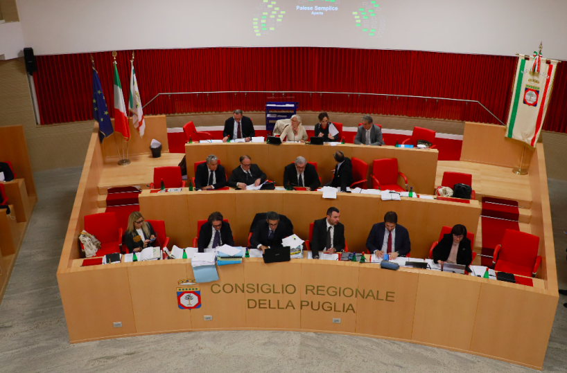 Puglia, Decaro dopo Emiliano? «Ma il suo posto è a Bruxelles»