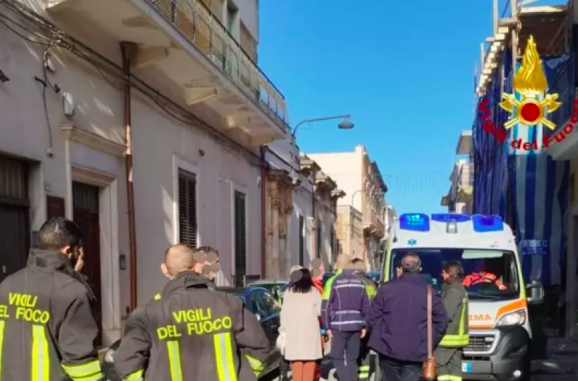 San Vito dei Normanni, divampa incendio in una casa: un uomo salvato dai vigili del fuoco