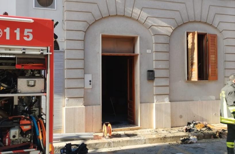 Cellino san Marco, donna si rifugia sul balcone per sfuggire all'incendio in casa: salvata dai vicini
