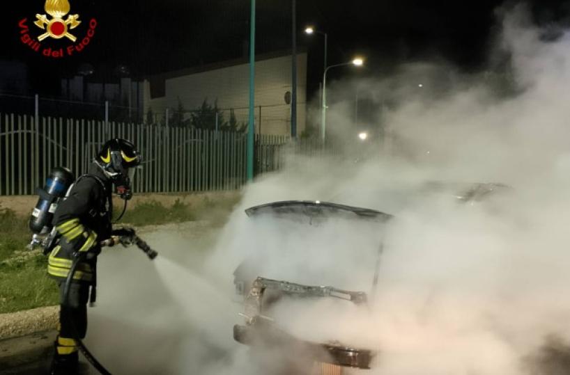 Terlizzi, si fermano per consultare il navigatore e l'auto va in fiamme: intervento dei vvf