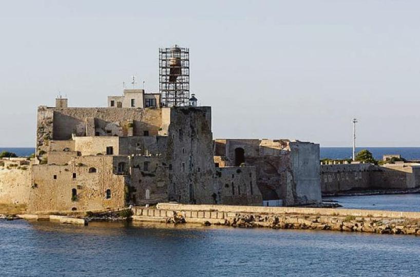 Brindisi, il faro del castello forse «riciclato»: la struttura abbandonata nell’ex Saca