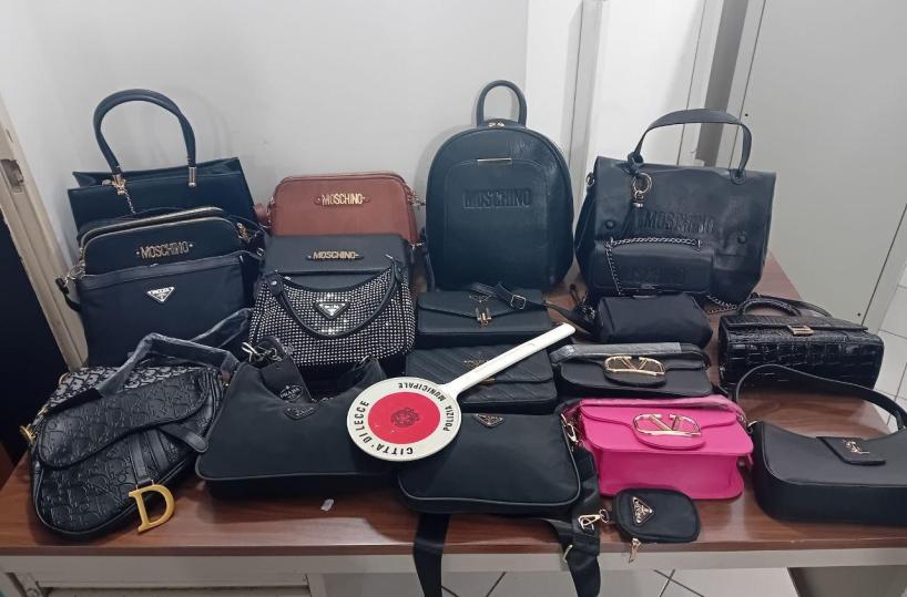 Borse, portafogli, foulard e scarpe taroccati: doppio sequestro in pieno centro a Lecce