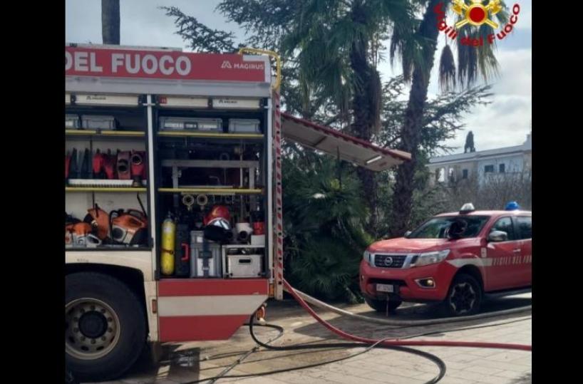 Ostuni, rogo in un garage vicino a una casa di riposo: distrutte due auto e una moto