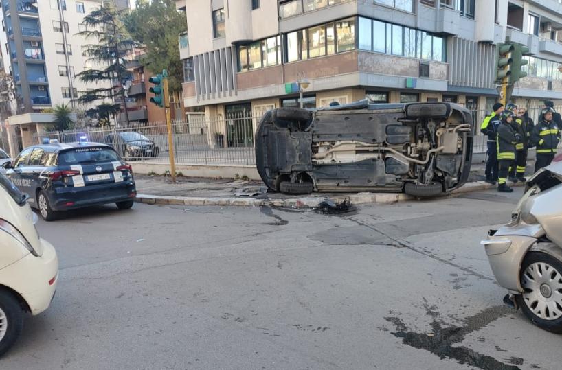 Mancata precedenza nonostante il semaforo: a Foggia due auto si scontrano e una si ribalta, 2 feriti in ospedale