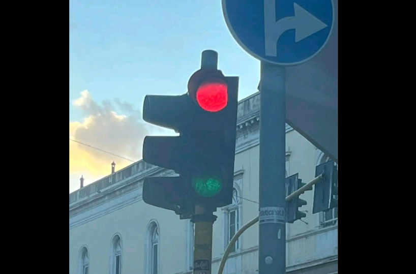 A Molfetta il semaforo è rosso-verde e scoppia la polemica