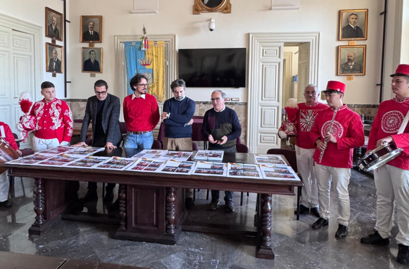 Cavalcata di Sant’Oronzo, la tradizione di Ostuni rivive nelle foto del calendario 2025
