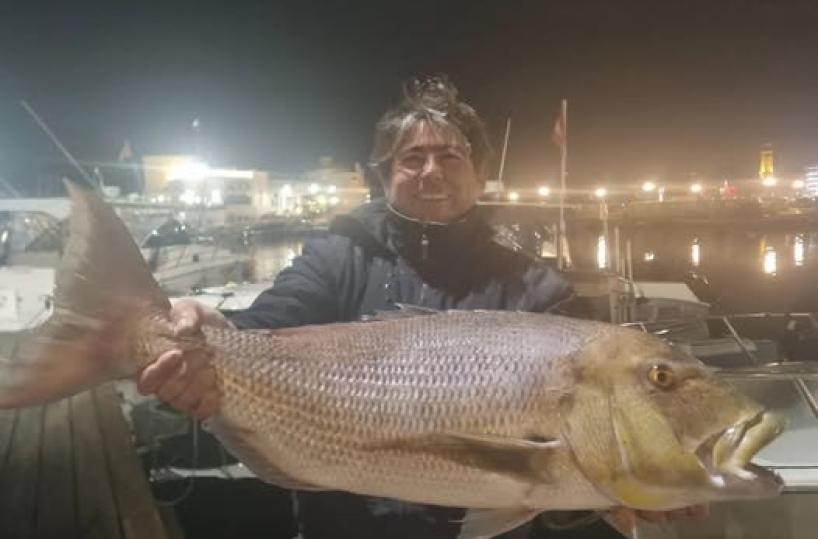 Maxi dentice pescato nelle acque a largo di Bari: pesa 10 chili 