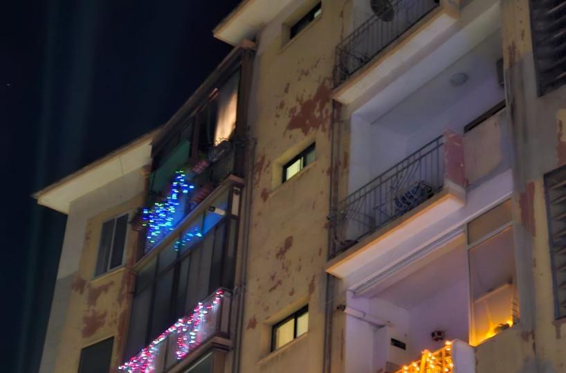 Brindisi, fiamme in un appartamento: il rogo distrugge la cucina