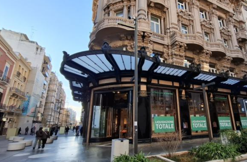 Benetton chiude i negozi pugliesi, il gestore porta in Tribunale la multinazionale: «Contratti troppo sbilanciati»