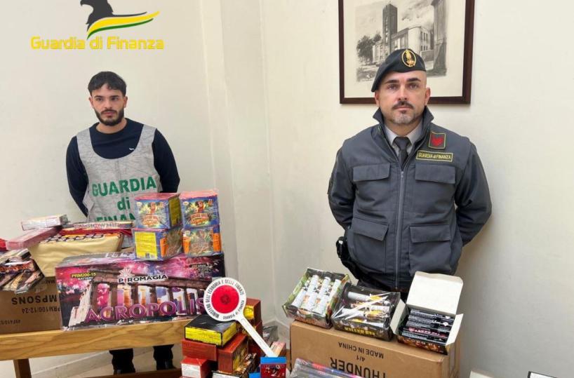 A Bari la GdF sequestra più di 800kg di fuochi d'artificio illegali, stoccati in depositi privati: due indagati