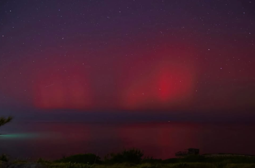 Anche la Puglia ha la sua aurora boreale: il fascino di Vieste illuminata di rosso