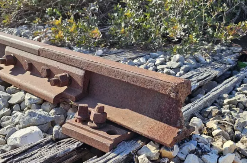 Con la fiamma ossidrica rubano 70 metri di binari in una tratta ferroviaria dismessa a Manfredonia