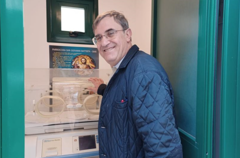 Bari, neonata lasciata nella culla termica e trovata da Don Antonio, parroco di S.Giovanni Battista: «Dopo un anno non ho sue notizie»