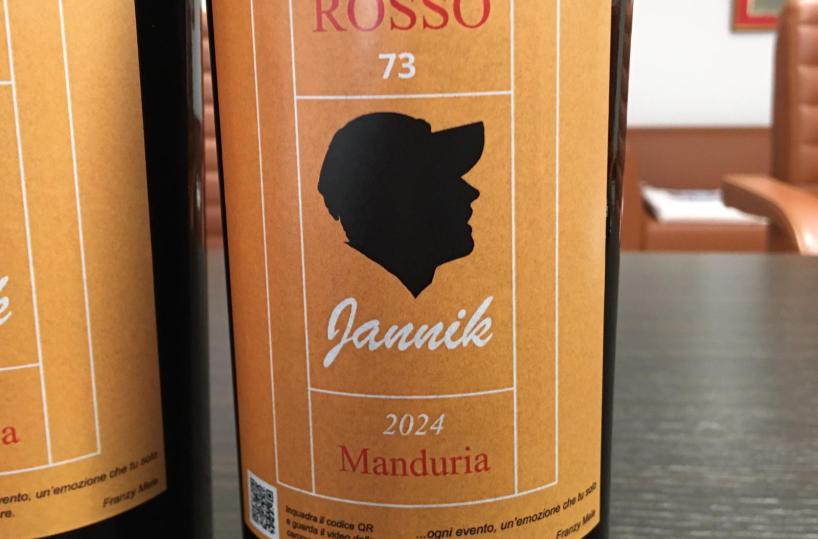 Il campione Jannik Sinner ha il suo Primitivo di Manduria: in dono 73 bottiglie, una per ogni vittoria