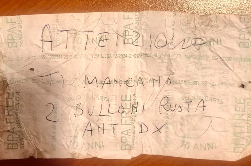 Gravina, tentano di rubarle le ruote della macchina: un biglietto la salva da un possibile incidente