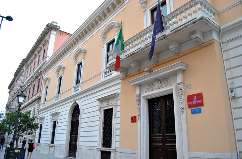 Bari, polemiche sulla festa dei 100 anni del Liceo Scacchi: la lettera dell'ex preside, «Dirigenti ancora in vita mai invitati»
