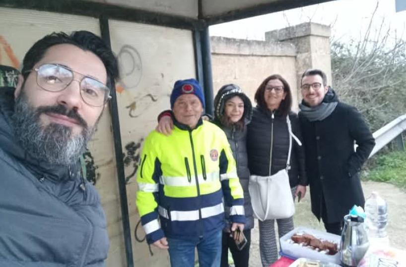 Alliste, alla fermata del bus caffè e brioche per gli studenti: offrono il parroco e il suo vice