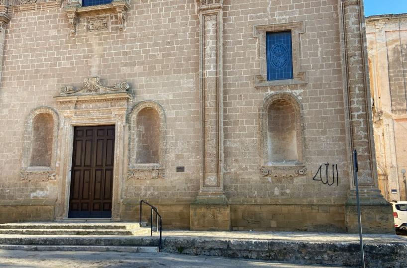 Manduria, imbratta i muri delle chiese con la scritta «Allah»: denunciato cittadino gambiano 