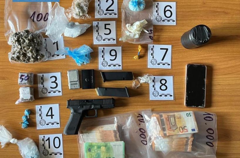 In casa droga e una pistola, incastrato dalle sue stesse telecamere: arrestato a Galatina 34enne allevatore di cani