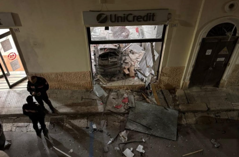 Due esplosioni all'alba: colpita filiale Unicredit a Polignano, ladri via col bottino