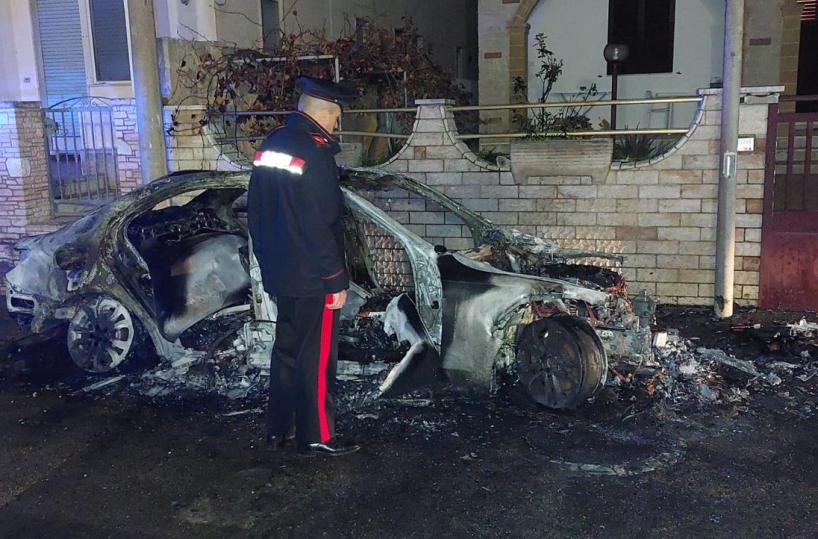 A fuoco l'auto del sindaco di Castrignano del Capo: è la seconda volta in un anno