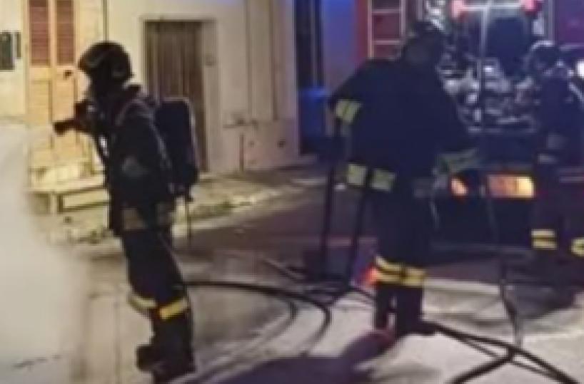 Taranto, incendio nella cucina di un appartamento: un ustionato