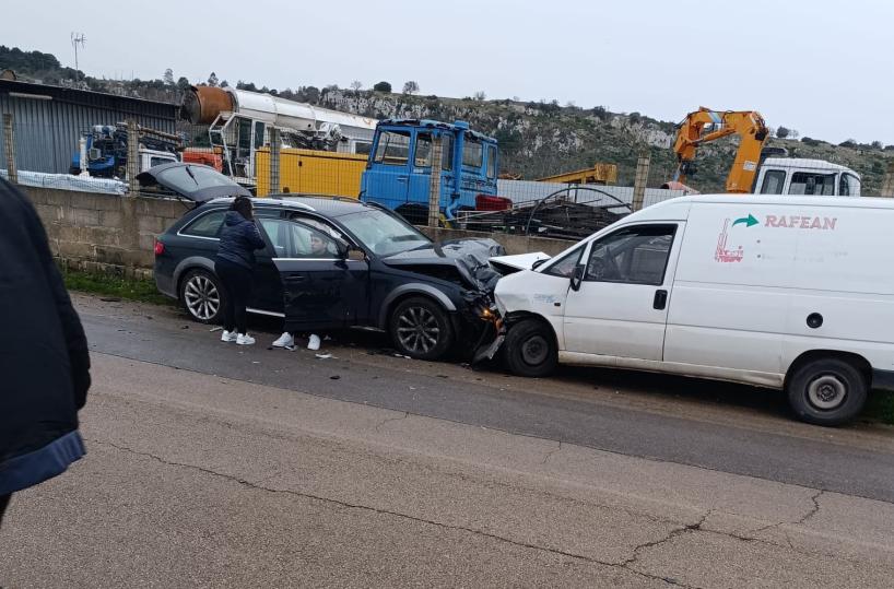 Alliste, scontro frontale tra un'Audi e un furgone: due feriti