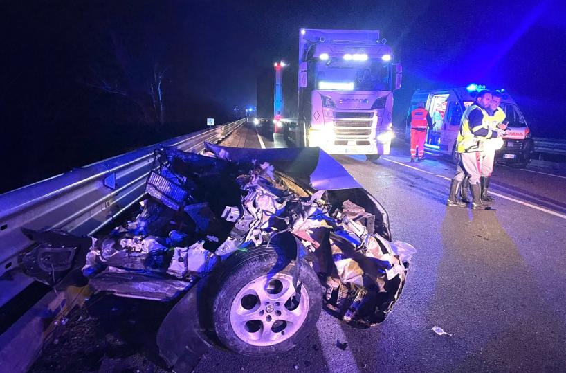 Schianto a mezzanotte tra un'auto e un camion sulla Statale tra Canosa e Barletta: due morti 