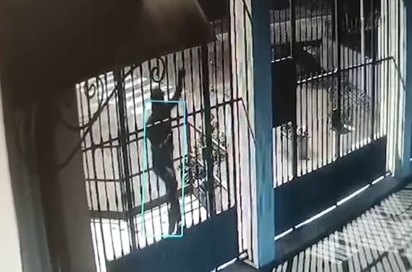 Cimitero di Trinitapoli, scavalca il recinto e danneggia tombe di bambini: è caccia all'uomo