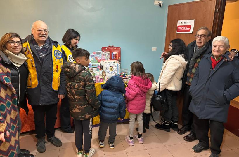 Progetto &laquo;Zaino sospeso&raquo;, a Lecce donati quaderni, matite e materiale scolastico a mamme e bimbi in difficolt&agrave;