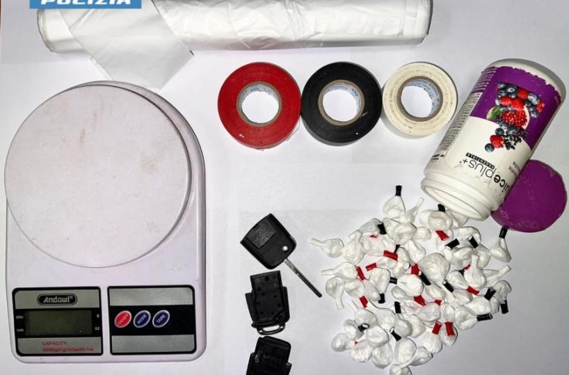 Copertino, nascondeva 59 dosi di cocaina nella stufa a pellet: arrestato un 49enne