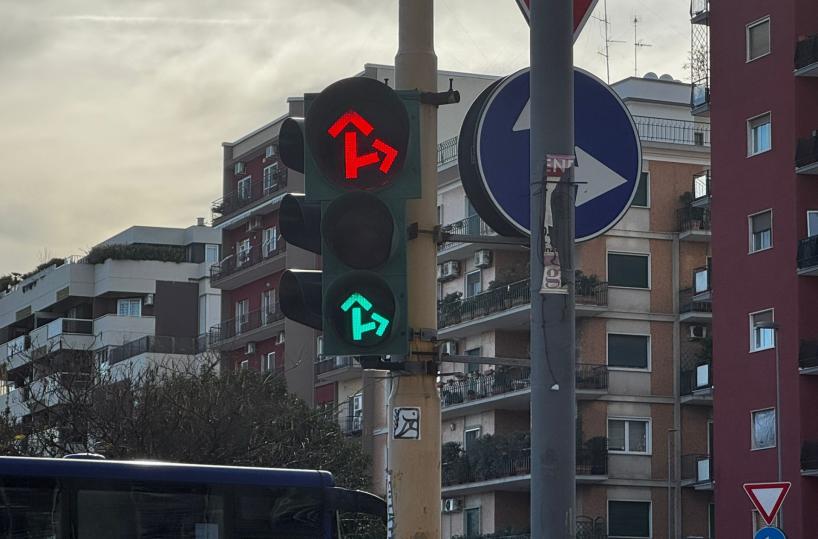 Bari, in viale della Costituente il semaforo è rosso e verde (nello stesso momento)