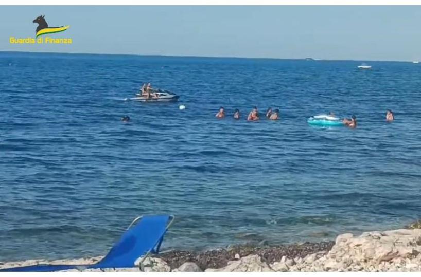Guidava acquascooter rubato e con patente nautica falsa: denunciato un uomo nel Barese