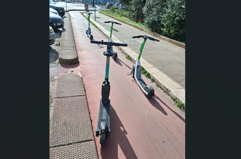 Bari, monopattini a noleggio «parcheggiati» sulla pista ciclabile: pigrizia o inciviltà?