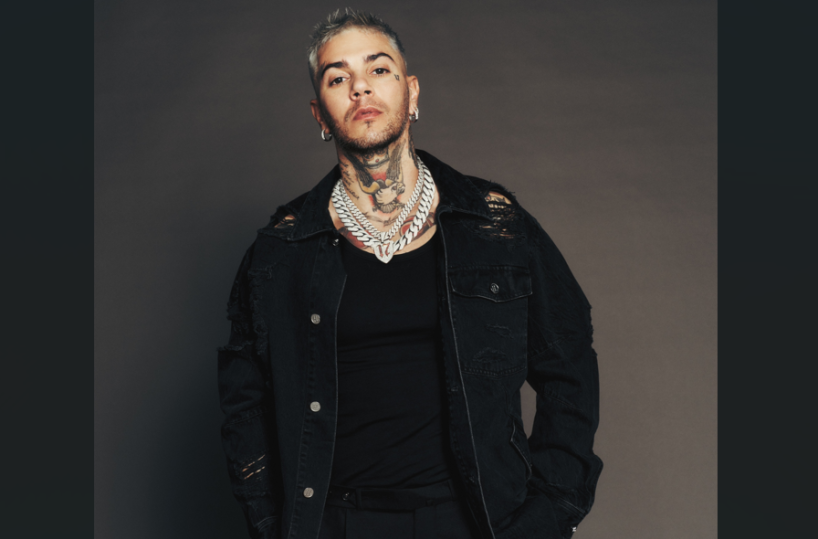 Sanremo 2025, Emis Killa si ritira: indagato per associazione a delinquere dopo inchiesta nel calcio sulle curve di Milano