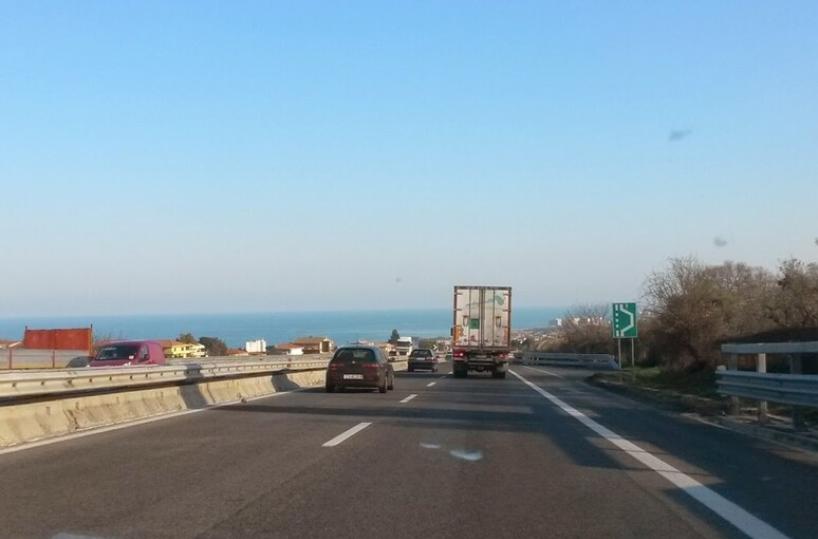 Tir si ribalta sull'A14: nell'incidente muore autotrasportatore di Gravina