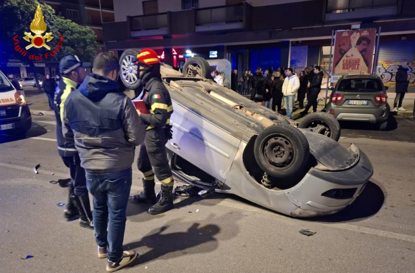 Bari, auto urta contro un altro veicolo e si ribalta: nessun ferito